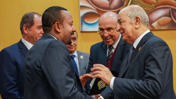 Certains pays arabes reprocheraient à l’Algérie une proximité affichée avec l’Éthiopie (ici, le président Tebboune avec le Premier ministre Abiy Ahmed, le 29 août 2022 à Alger). Ce pays de la Corne de l’Afrique est en conflit avec l’Égypte et le Soudan à cause de la construction du Grand barrage de la Renaissance (Twitter/@makeinjera) 