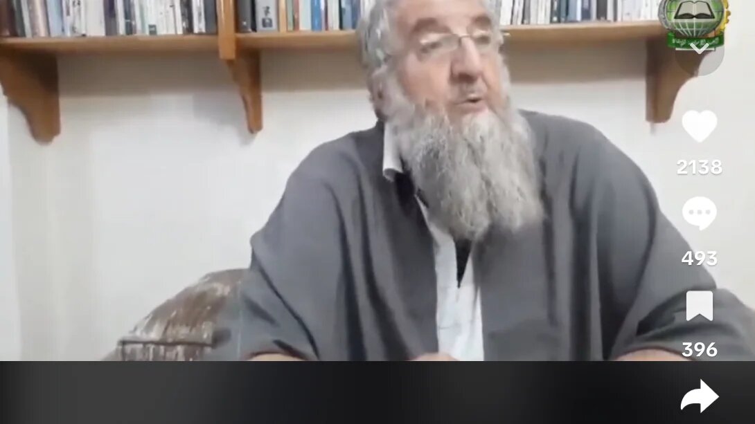 Ali Benhadjar, porte-parole des « Cadres du FIS authentique », ex-élu du FIS, avait rejoint le Groupe islamique armé (GIA) en 1993 et finalement créé son propre groupe, la Ligue islamique pour la prédication et le jihad, afin de se démarquer de la ligne radicale du GIA (TikTok)