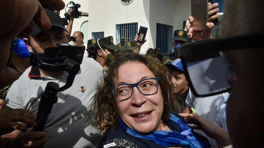 Amira Bouraoui, est accueillie à sa sortie de prison le 2 juillet 2020, devant la prison de Kolea près de la ville de Tipasa, à 70 km à l’ouest de la capitale Alger (AFP/Ryad Kramdi) 