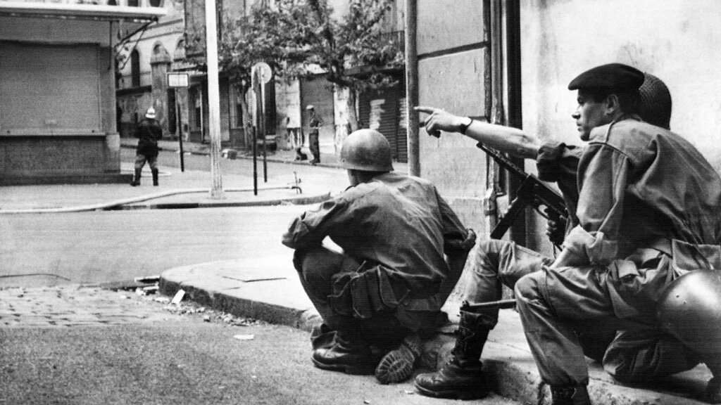 En classe de terminale, la guerre d’indépendance de l’Algérie est associée à l’histoire de la quatrième République dans un chapitre « qui vise [entre autres] à montrer comment la France cesse d’être une puissance coloniale » (AFP)