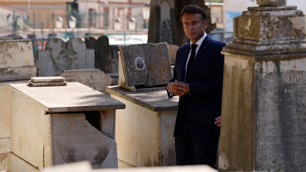 Le président français Emmanuel Macron visite le cimetière européen Saint-Eugène à Alger le 26 août 2022 (AFP/Ludovic Marin) Ludovic MARIN / AFP