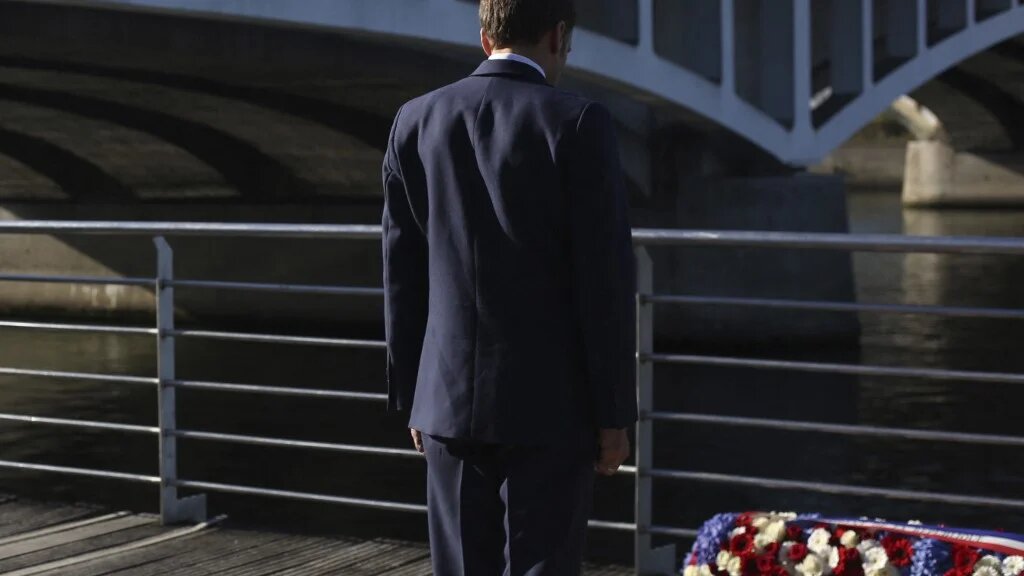 Emmanuel Macron a été, le 16 octobre 2021, le premier président français à commémorer la répression brutale d’une manifestation du 17 octobre 1961, en faveur de l’indépendance de l’Algérie, au cours de laquelle au moins 120 Algériens ont été tués. Un geste accueilli en Algérie dans l’indifférence (AFP/Rafael Yaghobzadeh)