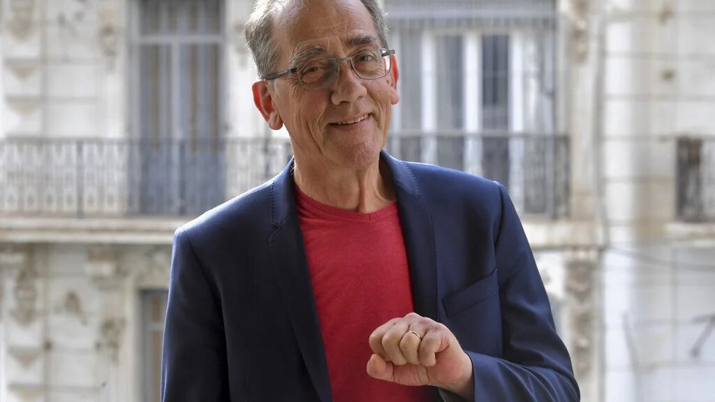 Pierre Audin a assisté en juin 2022 à l’inauguration du buste de son père, place Audin à Alger, à la veille de la commémoration du 65e anniversaire de sa disparition, et a obtenu son passeport algérien (AFP/Ryad Kramdi)
