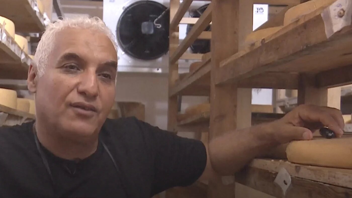 « Notre fromage est produit à base de lait de vache cru, sans aucun additif alimentaire. Il n’est pas traité. Nous utilisons des ferments lactiques naturels », précise le fromager (capture d’écran)
