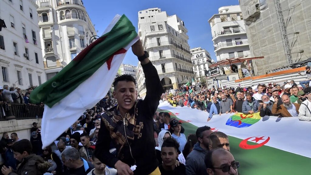 Parmi ces « détenus d’opinion », il reste des « figures » du mouvement contestataire hirak qui avait démarré il y a cinq ans et provoqué la chute en avril 2019 du président Abdelaziz Bouteflika (Ryad Kramdi/AFP)