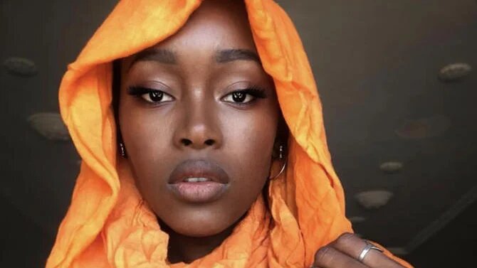 L’influenceuse et artiste algérienne Baraka Merzaia précise que les auteurs d’insultes racistes couvrent tous les pans de la société : jeunes et vieux, hommes et femmes, gens cultivés ou pas (Instagram)