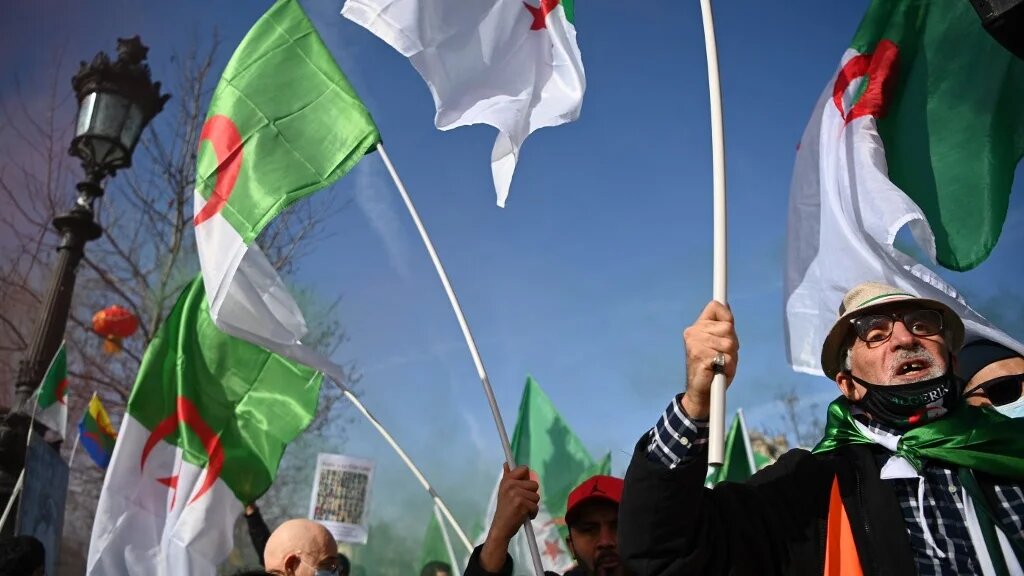 Manifestation pro-hirak à Paris, le 21 février 2021 (AFP/Anne-Christine Poujoulat)
