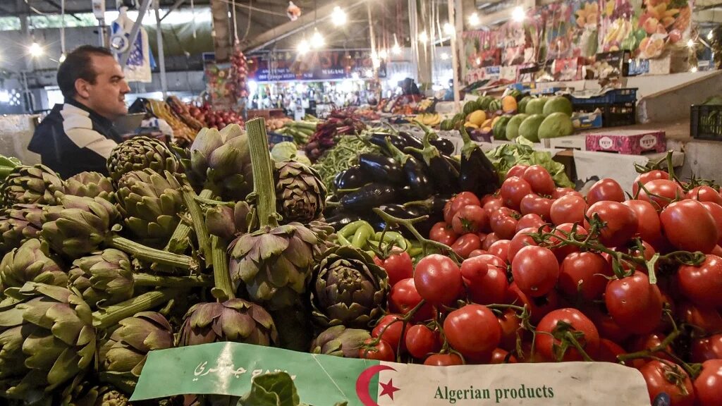 Dans certains marchés d’Alger, la tomate s’achète à 150 dinars (0,77 euro) le kilo. Il y a cinq ans, elle se trouvait encore à 50 dinars (AFP/Ryad Kramdi)