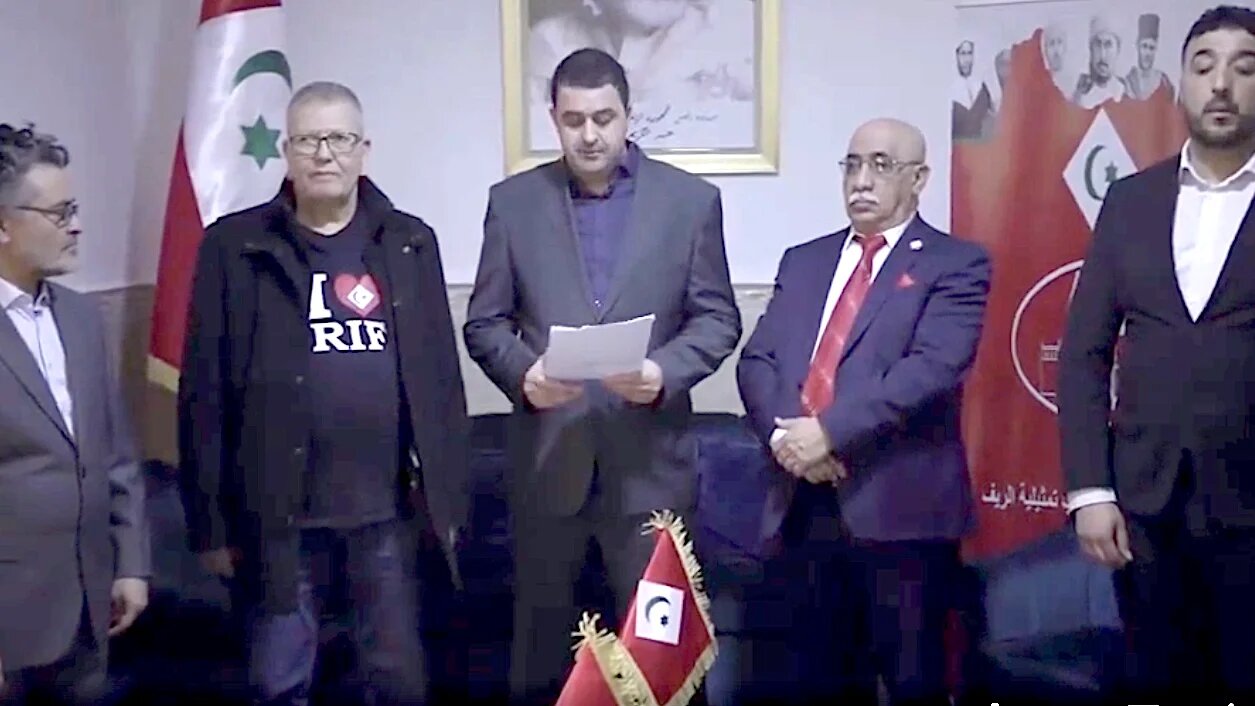 Dans une vidéo publiée samedi sur les réseaux sociaux, on voit le représentant du hirak du Rif, Jaber El Ghadioui, dans les locaux du nouveau bureau, en compagnie d’autres militants du PNR, entonnant l’hymne du Rif, devant le drapeau de la République du Rif (Capture d’écran)