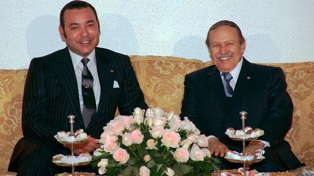 Mohammed VI et Abdelaziz Bouteflika au sommet de la Ligue arabe organisé en 2005 à Alger (AFP)