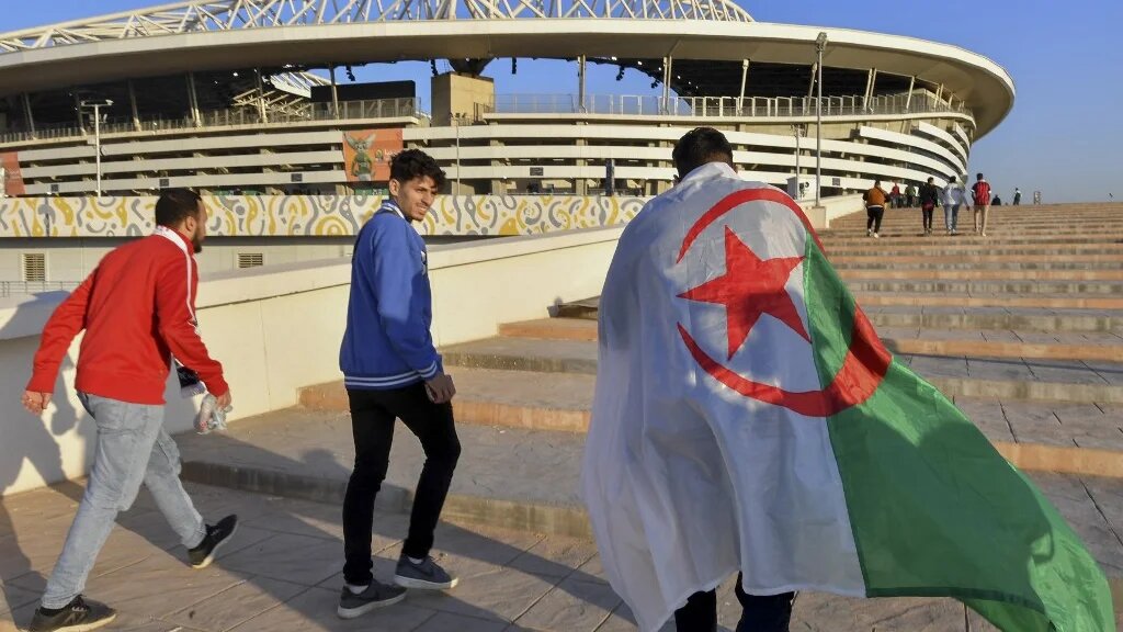 Des supporters algériens arrivent devant le nouveau stade Nelson Mandela dans la banlieue d’Alger, le 7 janvier 2023 (AFP) 