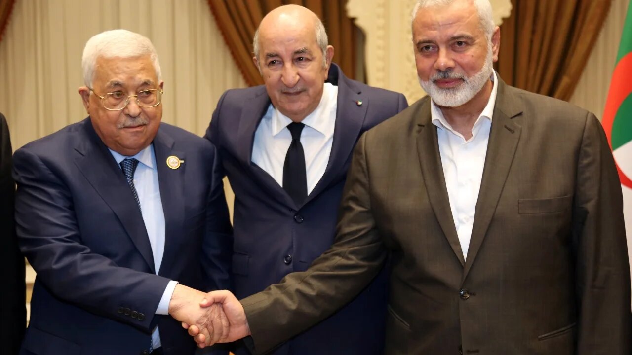 En juillet 2022, le président algérien Abdelmadjid Tebboune a réuni à Alger le président de l’Autorité palestinienne, Mahmoud Abbas, et le chef du bureau politique du Hamas, Ismaël Haniyeh (Twitter)