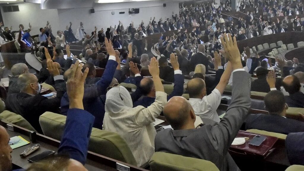 Les partis politiques perçoivent, en théorie, une somme de 400 000 dinars (environs 2 000 euros) annuellement pour chacun de leurs parlementaires (AFP)