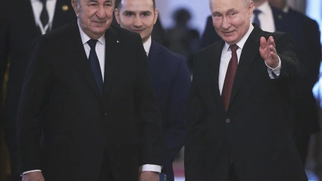 Le président russe Vladimir Poutine accueille son homologue algérien Abdelmadjid Tebboune, le 15 juin à Moscou (AFP/Mikhail Metzel)