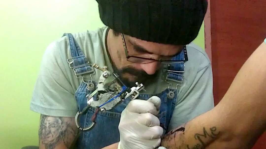 Pour que le métier soit reconnu comme une activité professionnelle, Kamel estime que les tatoueurs en Algérie devraient s’unir en collectif (Facebook/Kamatcho Ohctamak)
