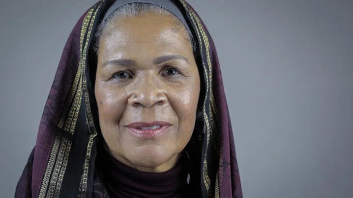 « Je porte le foulard quand je veux et je l’enlève quand je veux. Chaque femme devrait pouvoir choisir. Lorsque l’État choisit pour une femme, il fait de cette dernière un enfant qui doit se voir dicter ce qu’il met sur son corps » - Amina Wadud (University of Kentucky)