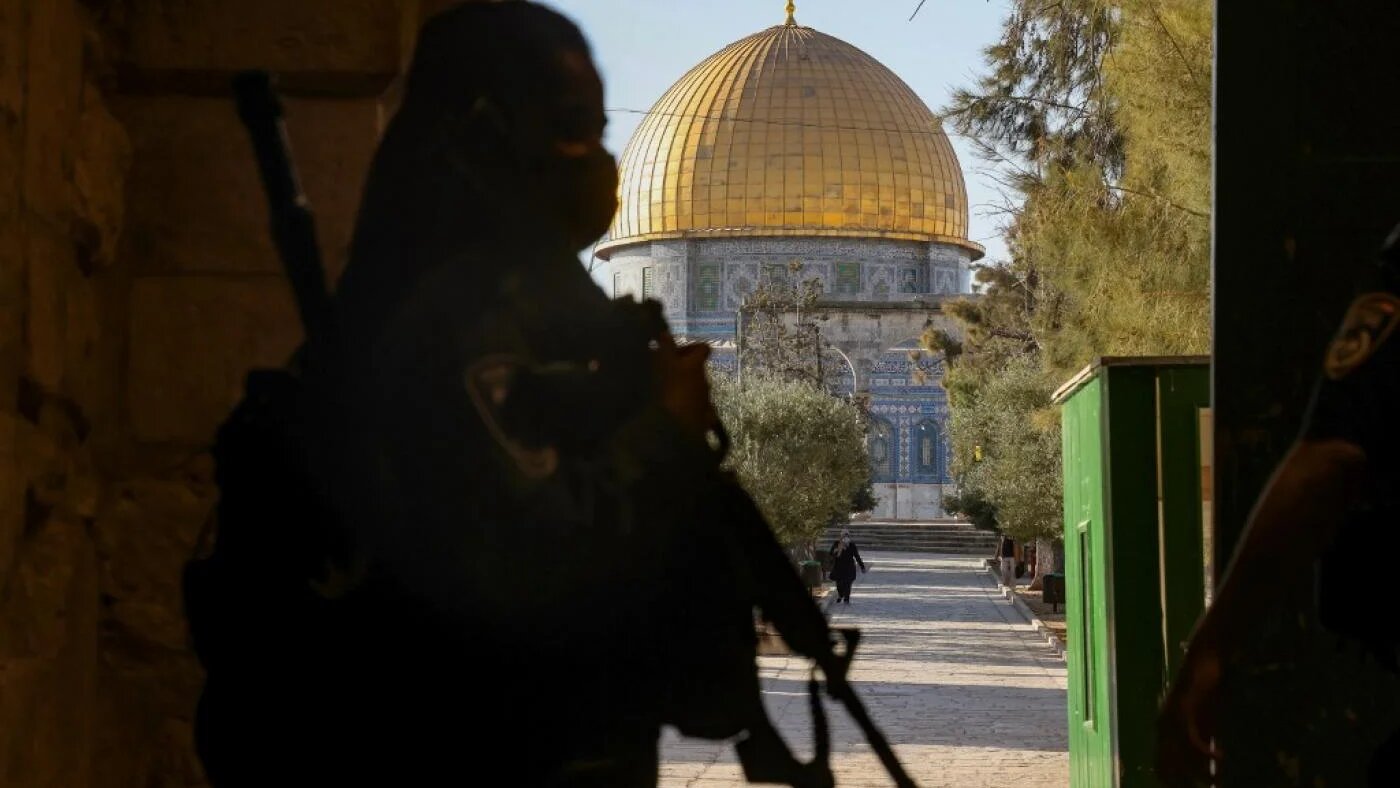 Un policier israélien garde l’entrée du complexe d’al-Aqsa à Jérusalem, le 18 octobre (AFP)