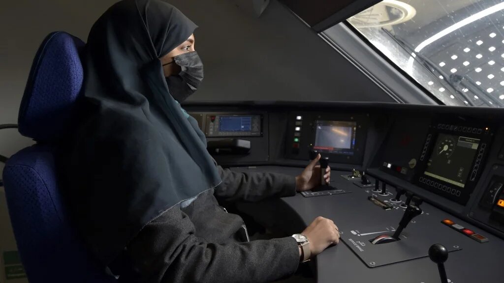 Raneem Azzouz, une des conductrices du train à grande vitesse (300 km/heure) entre La Mecque et Médine (AFP/Amer Hilabi)