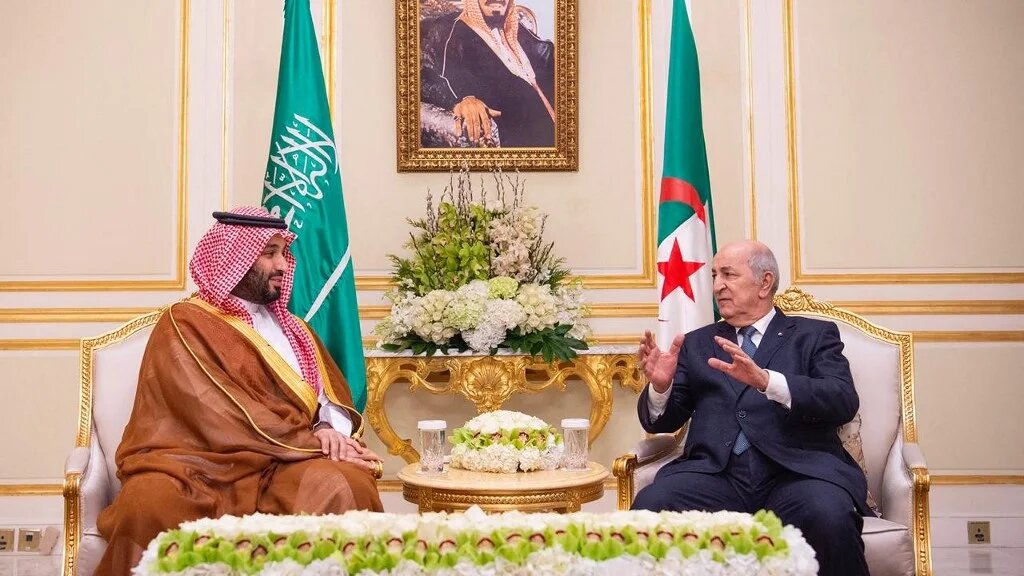 Une photo fournie par le Palais royal saoudien, le 26 février 2020, montre le prince héritier saoudien Mohammed ben Salmane rencontrant le président algérien Abdelmadjid Tebboune à Riyad (Bandar al-Jaloud/Palais royal saoudien/AFP)