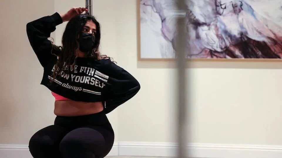 La professeure de yoga Nada s’entraîne à la pole dance dans un gymnase dans la capitale Riyad, le 1er octobre 2022 (AFP/Fayez Nureldine)