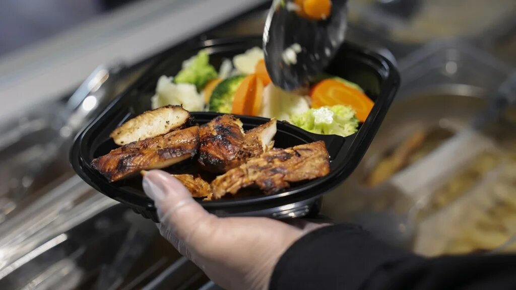 De nouvelles enseignes de restauration proposent des plats plus diététiques dans un pays menacé par la hausse des cas d’obésité (AFP/Fayez Nureldine)
