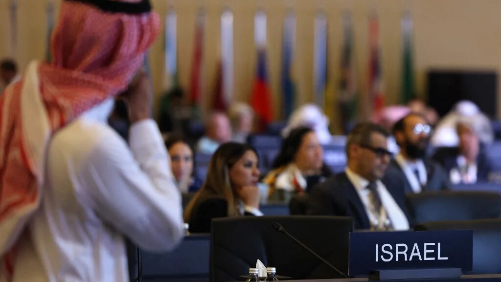 Lors de la 45e session étendue du comité du patrimoine mondial de l’UNESCO à Riyad, le 11 septembre, une plaque a été posée pour réserver le siège de la délégation d’Israël (AFP/Fayez Nureldine)