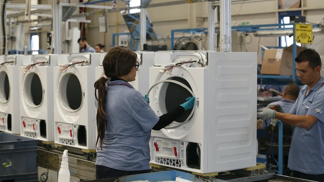 Workers are assembling a washing machine at one of Arcelik's factories in Turkey (Stock photo)