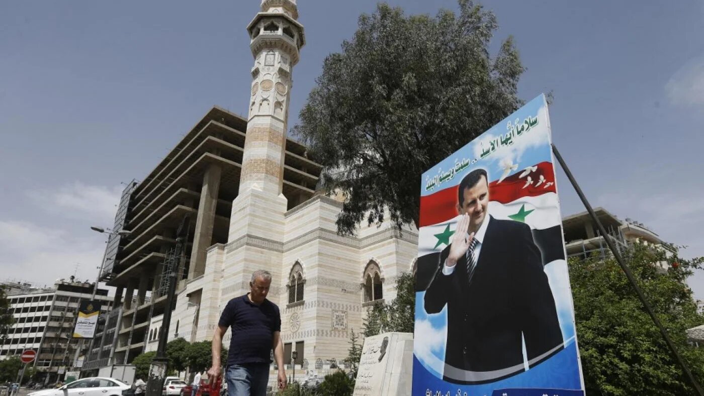Portrait du président Bachar al-Assad photographié à Damas le 3 mai 2021 (AFP)