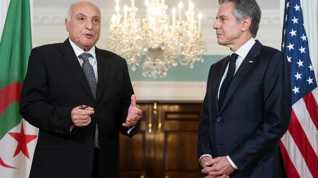 Le chef de la diplomatie algérienne Ahmed Attaf rencontre le secrétaire d’État américain Antony Blinken, le 9 août 2023 à Washington (AFP/Saul Loeb)