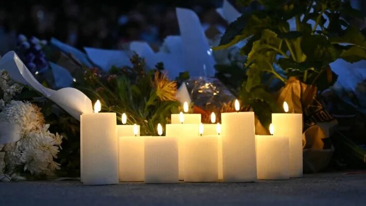 Tributes are left in memory of the victims of the Bondi Beach attack, in Sydney on 15 December 2025 (Saeed Khan/AFP)