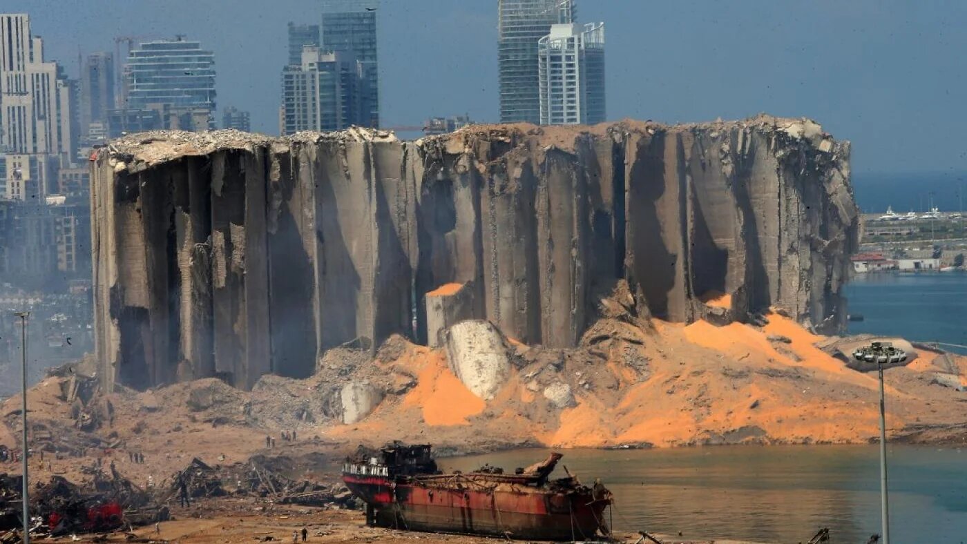 Les silos endommagés sur le port de Beyrouth au lendemain de l’énorme explosion, le 5 août 2020 (AFP)