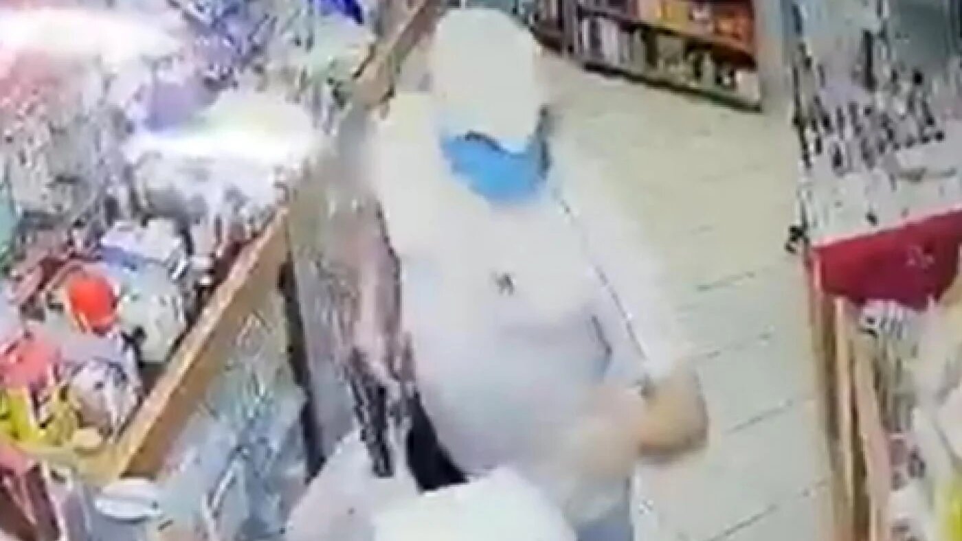 Un homme vole des couches et de la petite monnaie dans une pharmacie de Beyrouth (capture d’écran)