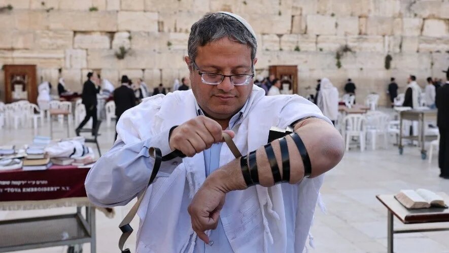Le politicien israélien d’extrême droite Itamar Ben-Gvir photographié au mur des Lamentations, dans la vieille ville de Jérusalem, après une visite sur l’esplanade des Mosquées, le 31 mars 2022 (AFP)