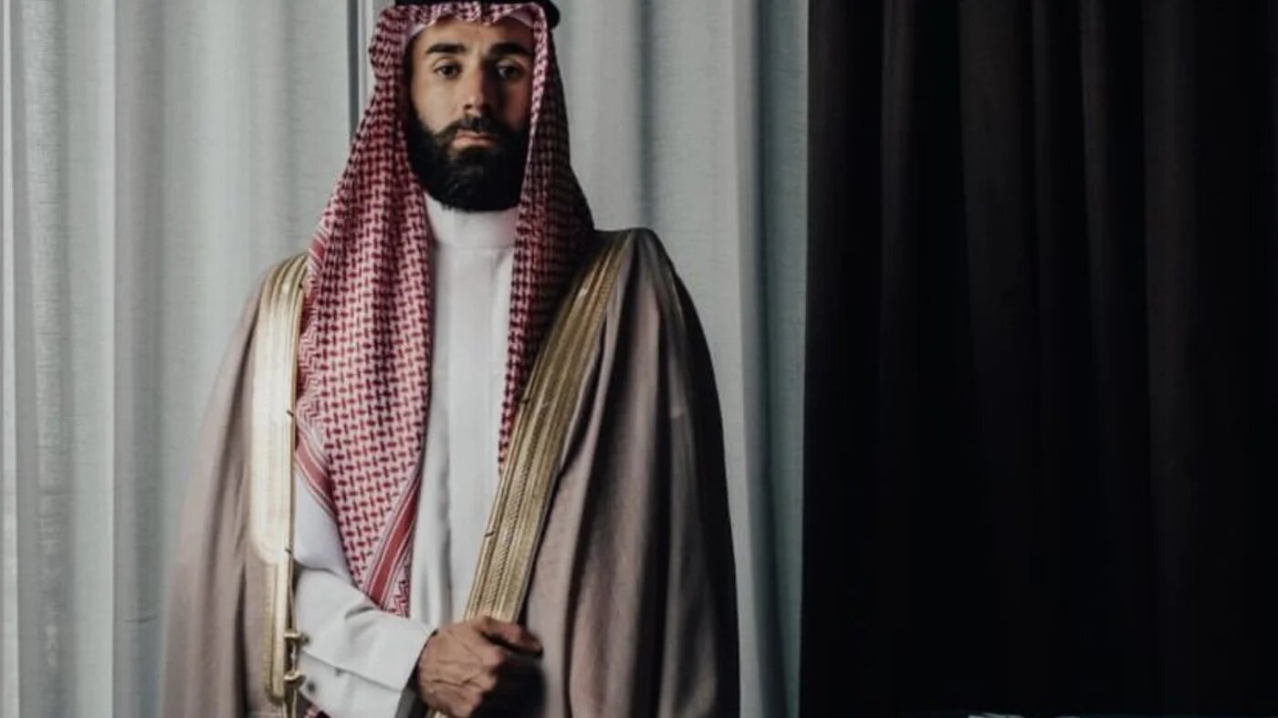Pour la fête nationale saoudienne, Karim Benzema porte un bisht beige, sorte de manteau très fin, que l’homme saoudien porte sur le qamis lors des grandes occasions comme les mariages ou les fêtes religieuses, orné de broderies dorées (Twitter/@Benzema)