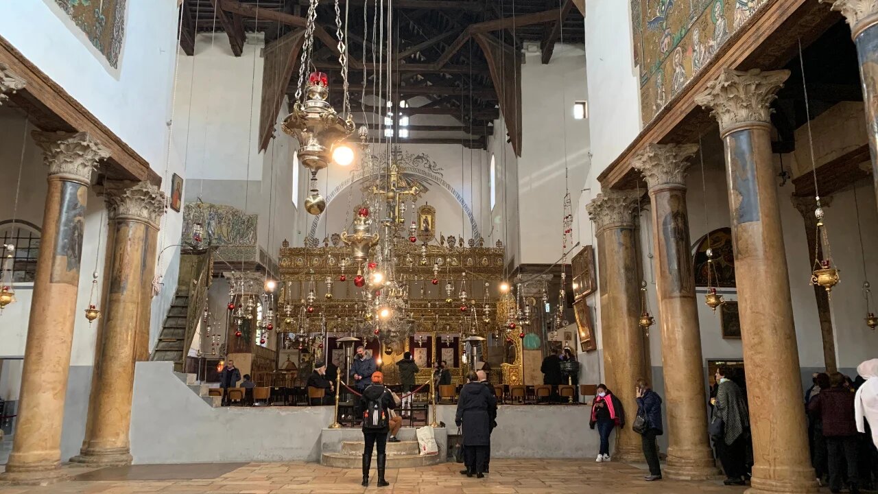 Des visiteurs à l’intérieur de l’église de la Nativité presque déserte (MEE/Shatha Hammad)