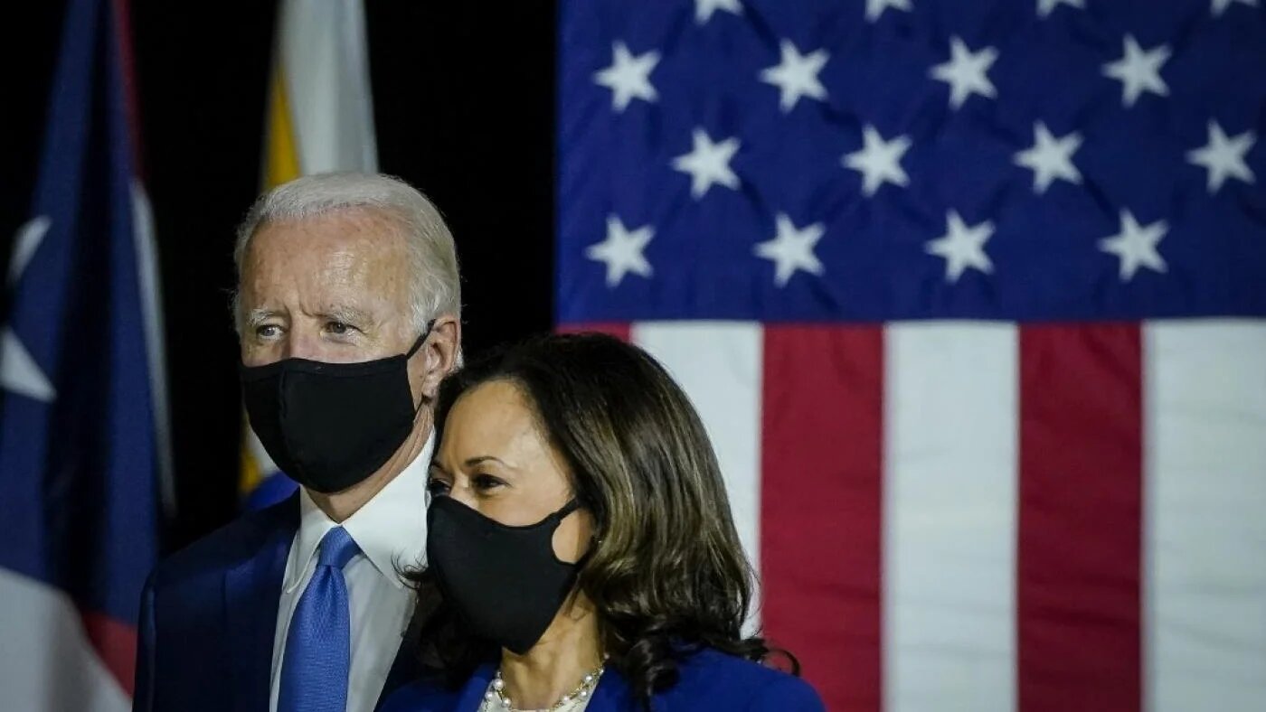 Le candidat démocrate à la présidentielle Joe Biden et sa colistière, la sénatrice Kamala Harris, arrivent dans une école du Delaware pour prononcer un discours, le 12 août (AFP)