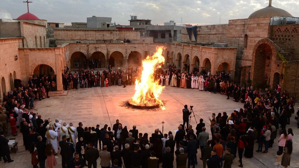 En Irak et en Syrie, les chrétiens allument parfois un feu de joie de branchages épineux secs à Noël (AFP)