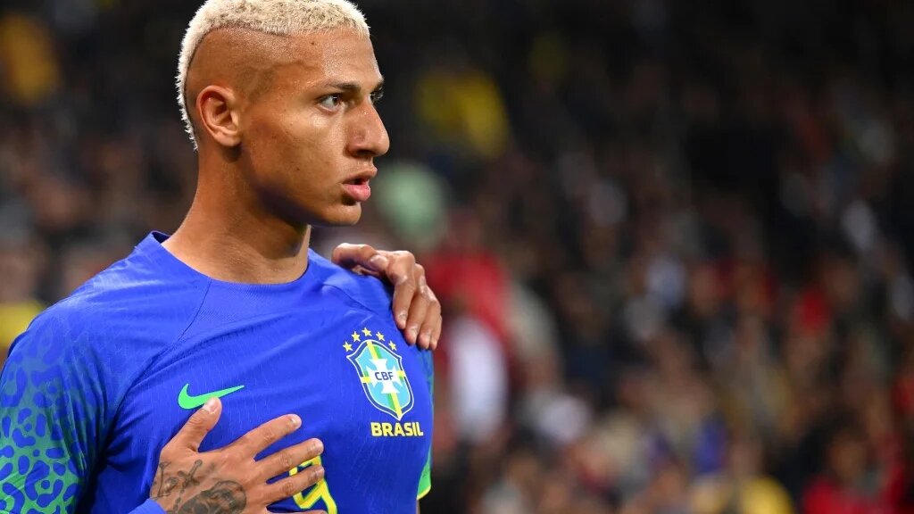 L’attaquant brésilien Richarlison félicité par ses coéquipiers après le deuxième but marqué lors du match de football amical entre le Brésil et la Tunisie au Parc des Princes à Paris le 27 septembre 2022 (AFP/Anne-Christine Poujoulat)