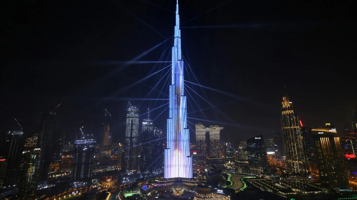 Le lancement d’une fusée dans l’espace est projeté sur le gratte-ciel Burj Khalifa de Dubaï, le 9 février 2021, alors que la sonde martienne émiratie effectue une manœuvre délicate pour entrer en orbite (AFP)