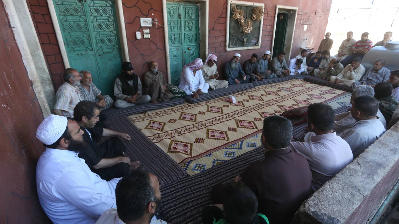 Des villageois en deuil rassemblés à Salwah, au nord d’Idleb, pour pleurer la mort de trois membres de la famille Arnos (MEE/Ali Haj Suleiman)