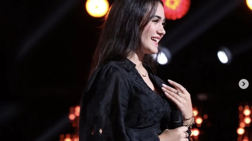 Kiona a choisi d’intégrer l’équipe de l’auteur-compositeur-interprète Vianney, charmé par « l’émotion » qui se dégage quand elle chante, et qui n’a pas exclu de lui écrire des chansons (Instagram/@kiona.bs)