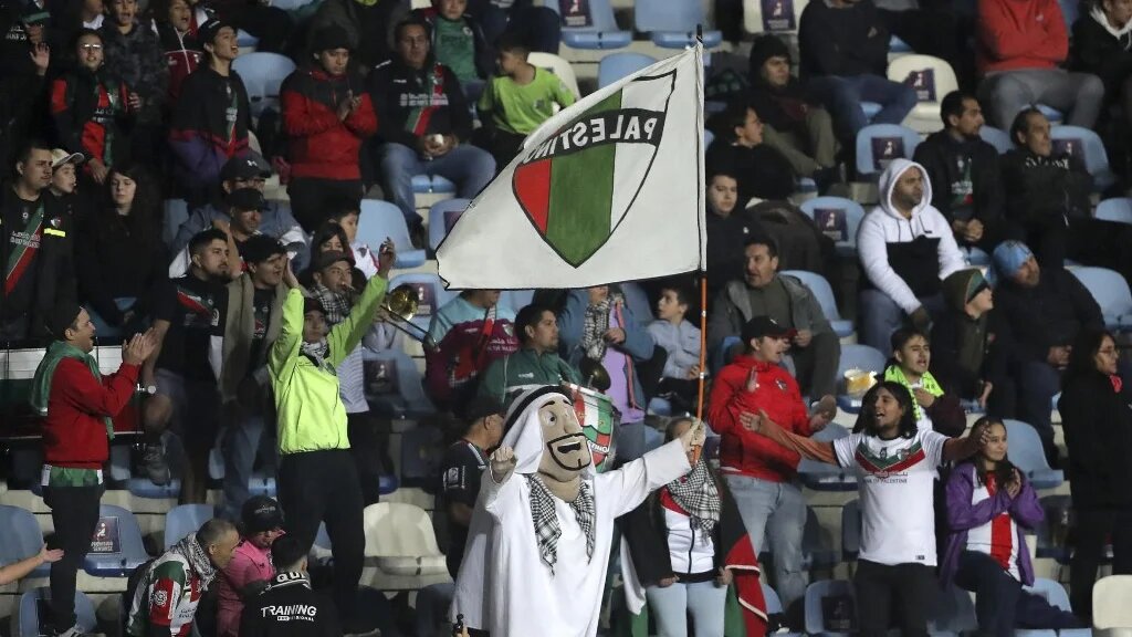 Francisco Muñoz applaudit son équipe Palestino portant le costume de la mascotte du club Palestina lors du match de la Copa Sudamericana contre Estudiantes de Merida à Rancagua, Chili, le 18 avril 2023 (AFP/Javier Torres)