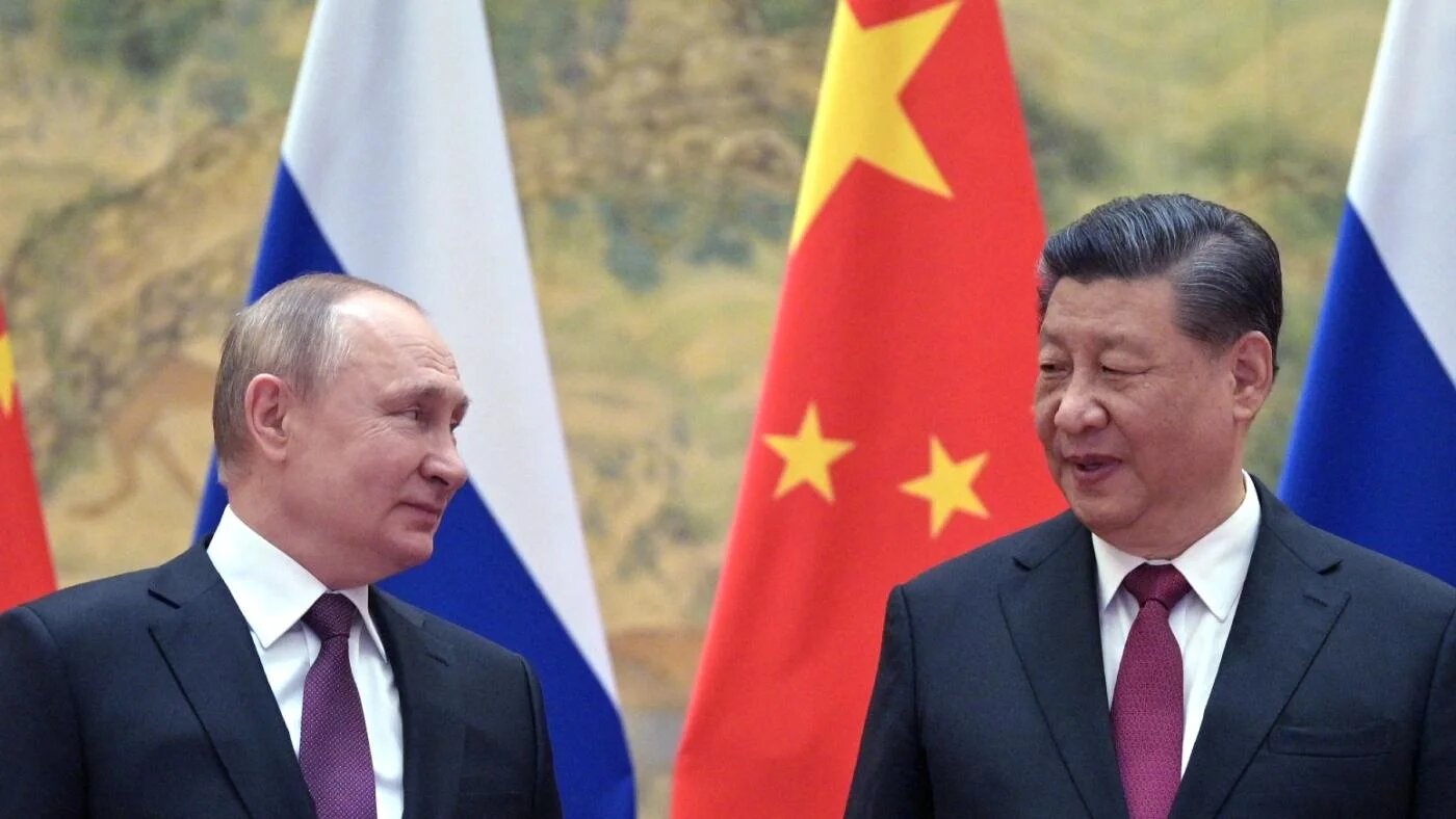 Le président russe Vladimir Poutine (à gauche) et le président chinois Xi Jinping se présentent devant les objectifs au cours de leur rencontre à Beijing, le 4 février 2022 (AFP)