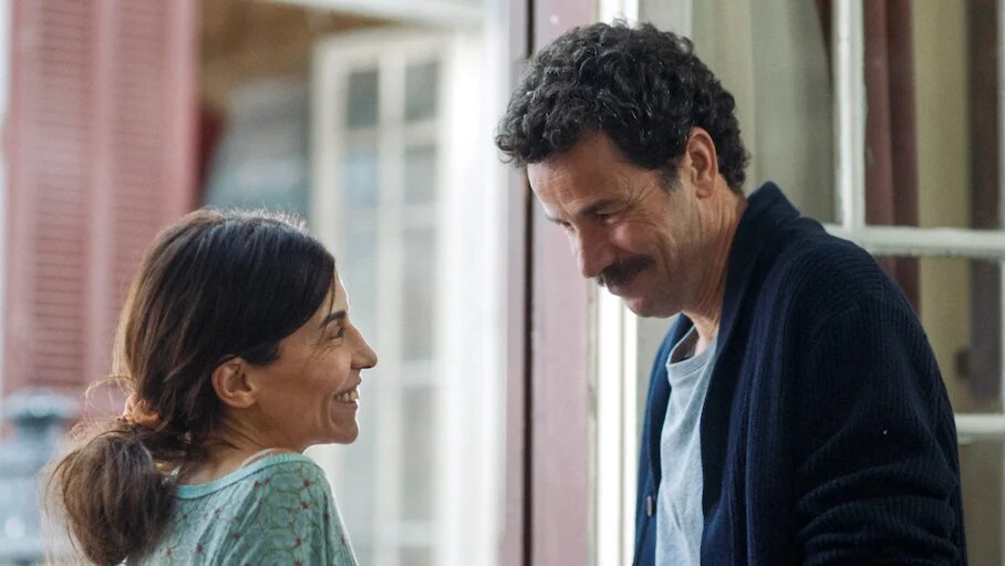 Après avoir présenté à Un certain regard 2018 son premier long métrage, Adam, la réalisatrice marocaine Maryam Touzani revient pour cette édition 2022 avec Le Bleu du caftan dont le sujet tourne à nouveau autour de la question de l’amour et des interdits en milieu de médina (AdVitam)