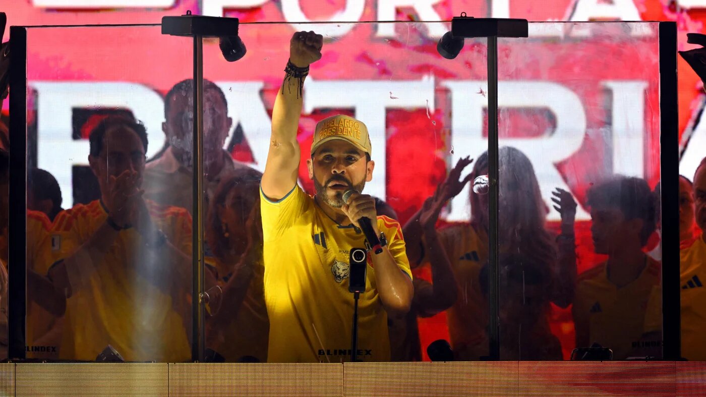 Colombia's presidential candidate Abelardo de la Espriella speaks to supporters behind bulletproof glass after the first round of the presidential election at the Ventana al Mundo monument in Barranquilla, Colombia, on 31 May 2026 (AFP)