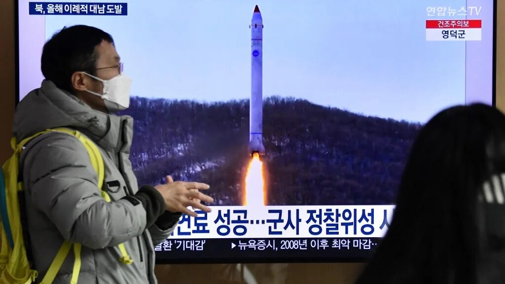 La Corée du Nord a affirmé avoir tiré lundi 20 février deux missiles capables, selon elle, de porter une « attaque nucléaire tactique » et détruire des bases aériennes ennemies, en réponse à des manœuvres aériennes menées la veille par son voisin sud-coréen avec les États-Unis (AFP/Jung Yeon-je)