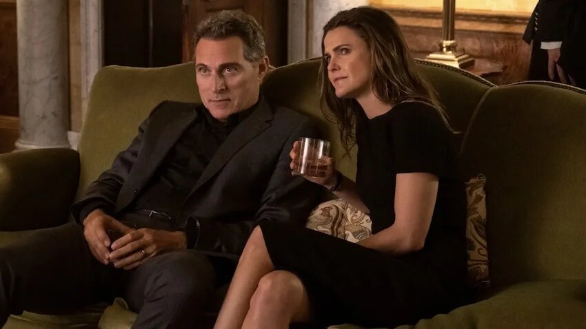 Kate Wyler (interprétée par Keri Russell) et son mari Hal Wyler (Rufus Sewell) jouent un couple sur le point de divorcer, lorsqu’une attaque contre un navire de guerre britannique dans le Golfe coïncide avec un scandale politique à la Maison-Blanche (Netflix)