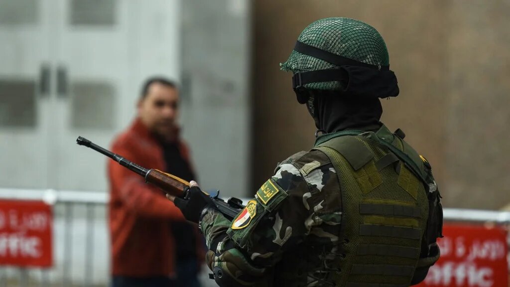 A member of the Egyptian special forces stands guard in front of the National Election Authority in Cairo on 29 January 2018 (MOHAMED EL-SHAHED/AFP)