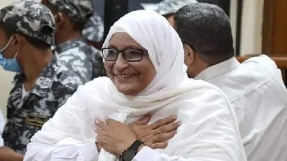 Hoda Abdelmoneim, who spent her career documenting rights abuses against prisoners, greets supporters and friends during a court hearing in Cairo in 2021 (X)