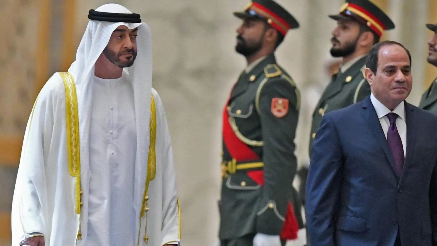 Le président égyptien Abdel Fattah al-Sissi rencontre le président émirati Mohammed ben Zayed al-Nahyane au Caire, en Égypte, le 27 octobre 2022 (AP Images/bureau de la présidence égyptienne)
